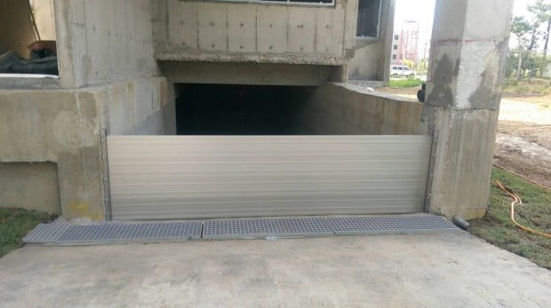 鋐沅專業防水閘門安裝於地下室車道出入口實景