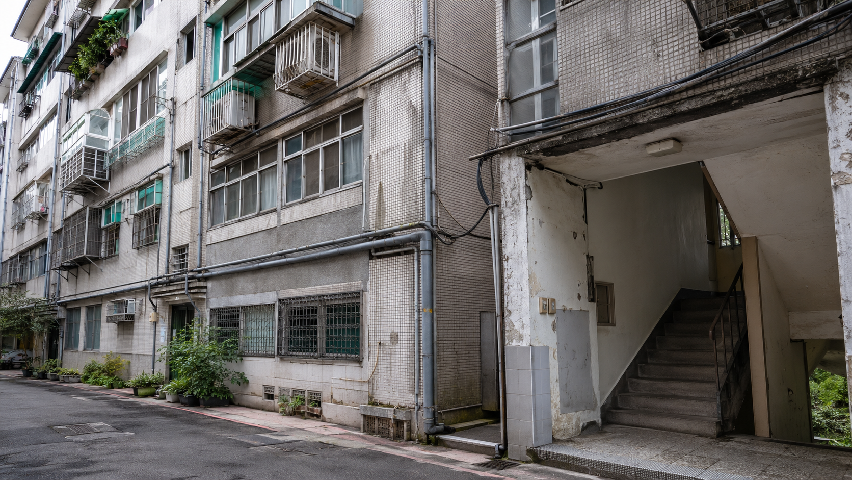 台灣老公寓外觀與公共空間照片，可見外牆、管線、樓梯間與窗框老化狀況，呈現尋找專業廠商評估的情境。