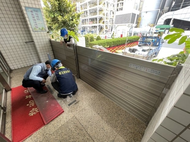 鋐沅專利防水閘門實績案例，技術人員現場會勘建築入口防水閘門安裝與密合狀況