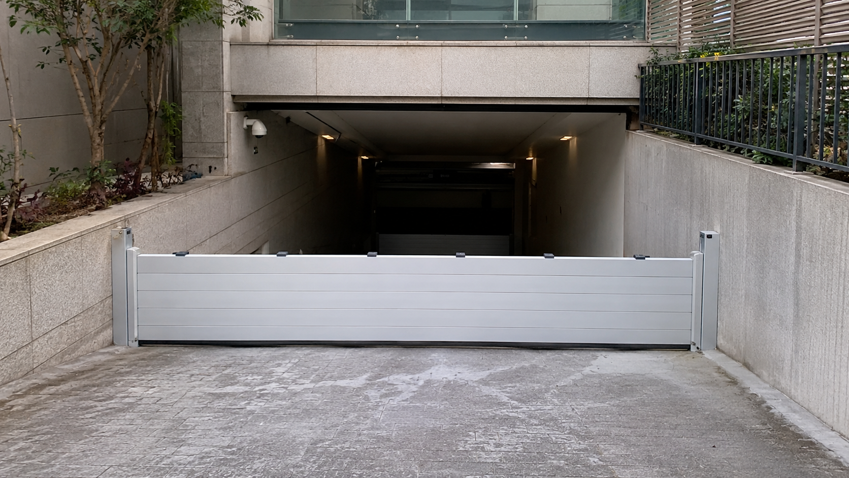 鋐沅專利防水閘門安裝於地下車道入口，作為地下空間防汛與止水示意