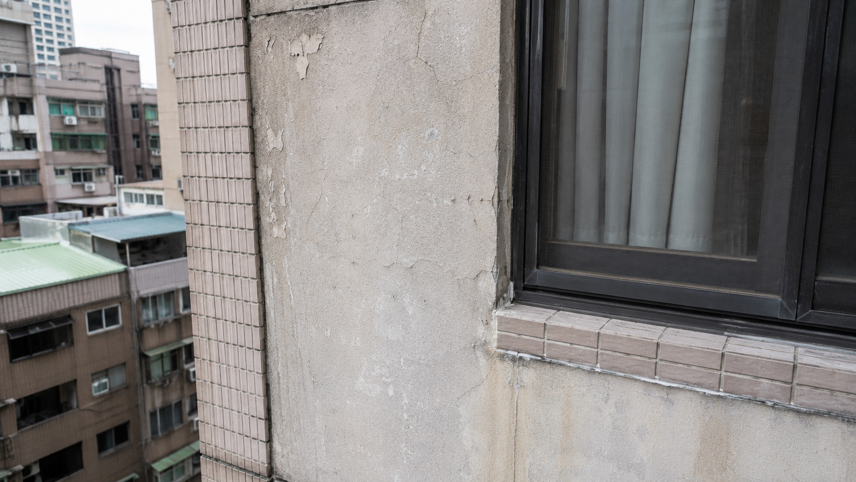 住宅外牆出現塗膜老化、裂縫與局部剝落等滲水異常跡象。